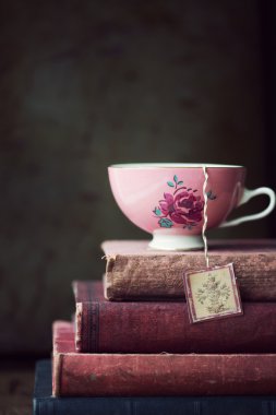 Yığında Vintage çay fincanı eski kitaplar