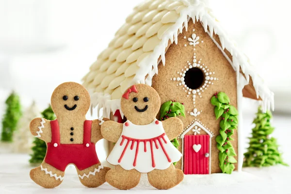 Gingerbread house with gingerbread couple — Stock Photo, Image