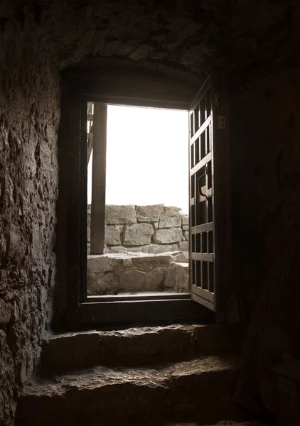 Porta de uma antiga sala de castelo — Fotografia de Stock