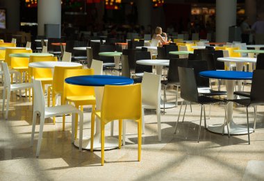 plastik masa ve sandalye bir Café