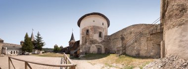 Bilinen yüzyılın büyük, güzel, romantik sarayı. Beyaz üzerine izole edilmiş güçlü bir savunma bölgesi. Kamenetz-Podilskyi 'nin turistik galerisi. Gökyüzü arkaplanındaki metin için alanı olan klasik görünüm