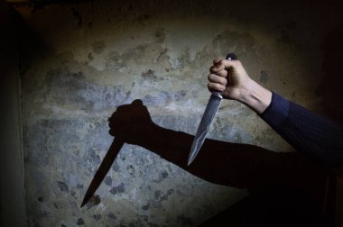 Şok edici erkek suçlu tehdit, soygun, gasp, gasp, saldırı suçu. Beyaz ışıklandırılmış hapishane polisi kurban hayalet draması. Ürkütücü ev mutfağı çaresizliği suistimal suç korku filmi suçlusu