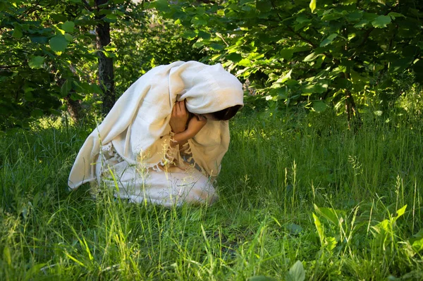 ローンは 大人の東イスラエルのユダヤ人の肖像画白古いレトロなローブの布の女性を心配強調願い主イエス キリストを求める座っている 罪十代の魂の精神幸せな喜びを請う賛美純粋な平和の恵み腕の考えの概念 — ストック写真