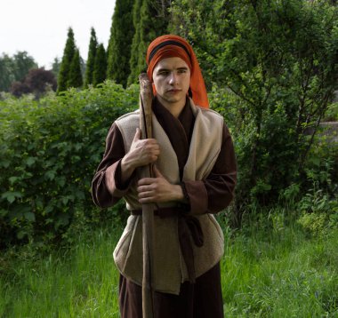 Eski kırsal müslüman kültürü genç erkek işçi koyun çobanı doğanın çim biçme tezgahı olduğunu düşünüyor. Doğu Asya Arap etek giysisi. Yüce İsa Mesih. Kolum kutsal İncil 'e dua kavramı.