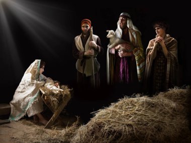 Mutlu Yahudi insan Lord Kurtarıcı çocuk hayatı neşeli Noel arifesi gospel kartı koyu siyah metin uzayı. Eski ahır saman saman saman el tutun kutsayın dua edin canlı kuzu sahnesi yeni ebeveyn bayanı sevin