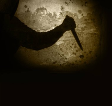 Şok edici erkek suçlu tehdit, soygun, gasp, gasp, saldırı suçu. Beyaz ışıklandırılmış hapishane polisi kurban hayalet draması. Ürkütücü ev mutfağı çaresizliği suistimal suç korku filmi suçlusu