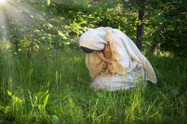 Yalnız, yetişkin, Doğu İsrail Yahudi portresi beyaz, eski moda bornoz giyen bayanın İsa Mesih 'e dileklerini sorduğunu vurguladı. Günah ergen ruhu, mutlu bir mutluluk için yalvar. Şükürler olsun. Barış için şükret.