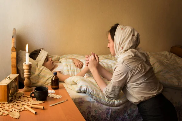 Aranyos Fiatal Egészséges Fáradt Anya Női Nővér Aggódni Remény Könyörögni — Stock Fotó