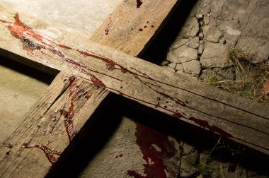 Yakından bakınca, büyük, kirli, kutsal azize, şehit efendimiz kurtarıcı kutsal ruh hayatını çarmıha geriyor. Günahkar kırmızı leke damlaları damlatıyor. Retro Light Rock Hill Toprak Mezar Kilisesi metin uzayını kapatın