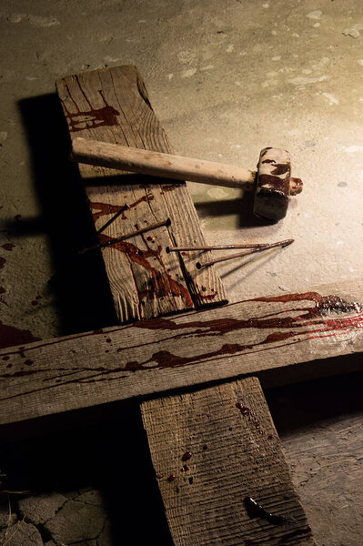 Крупный план Грязный святой мученик человек Лорд Спаситель рука распятия божественной духовной жизни. Грех вина красное пятно падение капельницы пятна близко к ретро библический свет камень камень холм грязь земли церковь текстовое пространство