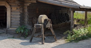 Hortitsa, 2019. Rustik Kazak Zaporizhia Sich taş elli metal bıçaklı zımpara makinesi disk teknisyeni sanayisine dönüştü. Geçmişteki yüzyıldan kalma, odun baltası demirci evi kulübe manzaralı.