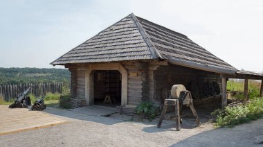 Hortitsa fort city 2019. Rustik Zaporizhia Sich Hortica savaş kalesi kasaba silah muhafızları ordu öğütücü müzesi. Geçmiş yüzyıl ahşap ev ahşap bahçe büyük daire demirci taş sahne mavi gökyüzü