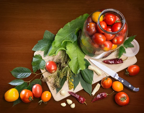 Кухонне натюрморт з предметами приготування маринованих помідорів — стокове фото