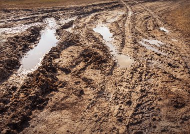 Arka plan kayıtlarındaki kil off-road lastikleri 