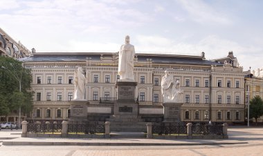 St. Michael'ın Meydanı ve Prenses Olga anıt