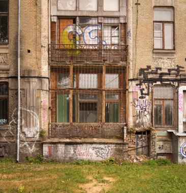 Graffiti ile boyalı Art Nouveau tarzında harap yapılar/Mimariler