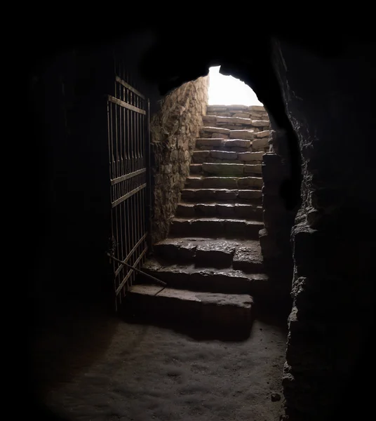 Taş koridor yukarı merdiven ile