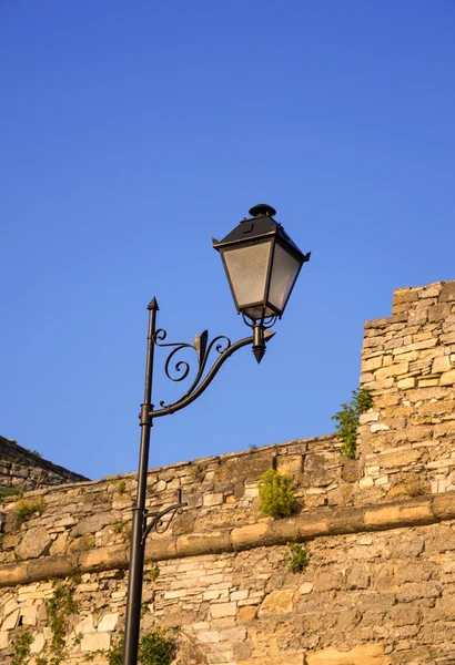 Bir lamba ile sokak sokak lâmbası direği — Stok fotoğraf