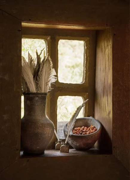 Vida selvagem vintage com penas em jarro e bagas na janela — Fotografia de Stock