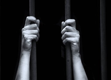 Eski hukuki korkuyu kapat genç yetişkin yalnız üzgün erkek hırsız suçlu köle Tanrı 'dan umut mesajı için yardım iste. Yakın çekim tek başına yasadışı Hıristiyan duası otur, yumruğunu tut, uyuşturucu hırsızı mağdurunu koru.