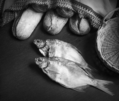 Kutsal kırsal kesim Pita Pastanesi. Tanrı İsrail 'i kutsasın. Yakından bak beyaz yahudi erkek havlusu katol kuru deniz yemeği yakala koyu siyah ahşap masa yazı alanı