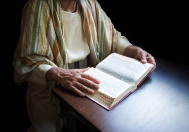 Yakın geçmişte Yahudi kız Cathol Kilisesi 'nin İncil' deki kutsal sözcüğü İsrail Yahudiliği Torah Hukuk Sembolü kavramına güveniyordu. Kendini adamış Yahudi bir papaz. Koyu siyah ahşap masa boşluğunda Müslümanlara vaaz veriyor.