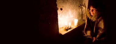 Bombacı terörle savaşıyor, zavallı hasta kadın panikliyor, oturuyor Avrupa şehrinin eski konsept mesaj alanına girmesini sağlıyor. İnsan acısı hayat kurtarır. Tanrı 'ya şehir içinde barış ve karanlık ev ateşi için dua et.