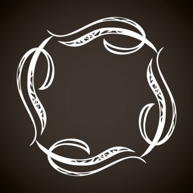 Eski sevimli romantik kitap kurdelesi kıvrımlı fiyonk etiketi siyah tahta arka planda izole edilmiş. Serbest beyaz tebeşirle çizilmiş kıvrımlı logo simgesi işaret dairesi artistik kıvrımlı karalama stili