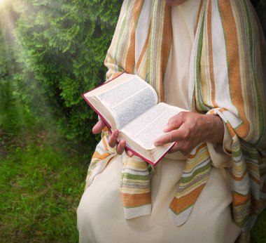 Yakın geçmişte katol kilisesi eski İncil okulu yeni ahit gospel sayfası İsrail Yahudilik torah hukuk sembolü kavramı. Kendini adamış Yahudi bir papaz Yahudi kol vaazı veriyor Müslüman parkının çimenlik arazisine.