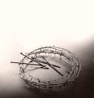 Yakın görüş, kutsal çağ iyi aziz can kan acısı şehit adam ilahi ışık beyaz ruh yaşam. Koyu siyah grung board retro yakın çekim kirli demir alet katol kilise rescu suçluluk çerçeve alanı