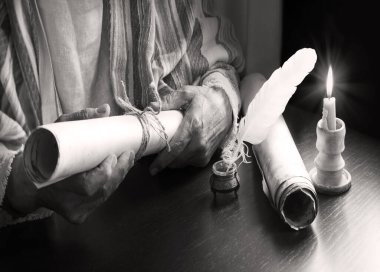 İncil 'deki kutsal tanrı İsa' nın inancı hukuk öğretmeni Paul posta sayfası metin uzayını kapatın. Kapalı kollu mürekkep kalemi. Sanat eseri yazarı Yahudi kadın mürekkep notu. Koyu siyah ahşap masa öğrenin.