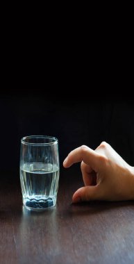 Yakından bakıldığında, erkek bakımı temiz su bardağı artı eksi koyu siyah masa metin alanı gibi görünüyor. 2 genç kız Palm Show ekspres görüntüsü kötü, üzgün, saf H2O ye diyet yemek hayat fikri.