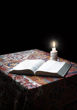 Grunge çağı, kaba, kaba, kahverengi mezmur dua et, Torah hukuk mektubu arşivi koyu siyah ahşap masa alanı istiflesin. Yeni Yahudi kültürü Tanrı İsa İncil edebiyatı sanat tahtası hala hayat ateşi kavramı