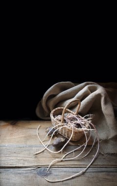 Makro görünümü kapat. Büyük kırışık, büyük, kırışık, hasat, koyu siyah ahşap masa yazı alanı. Kapalı pembe, olgun, tatlı, diyet, hayat, nişasta, sarı, aşçı, taze meyve, sebze ürünleri, market ürünleri konsepti.