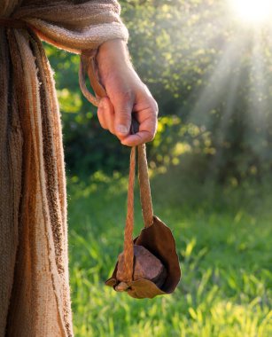 Cesur Arap çocuk karakter İbrani çocuk kahraman bornoz giyiyordu. Elbise giyiyordu. Öldürülüyordu. Yakın plan Yahudi, İsrailli yaylı spor sporcusu. Tanrı 'nın inancı, hedef tahtası.