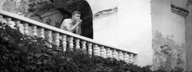 Genç yaşta umutsuzluğa kapılmak, kederlenmek, suçlu çocuğu üzmek, güven duygusu, şehir merkezine yolculuk, tuğla ev, mesaj alanını mahvetmek. Mutlu adam bekle, ağla Tanrım, İsa eski kilise tepenin izini kaybetti.