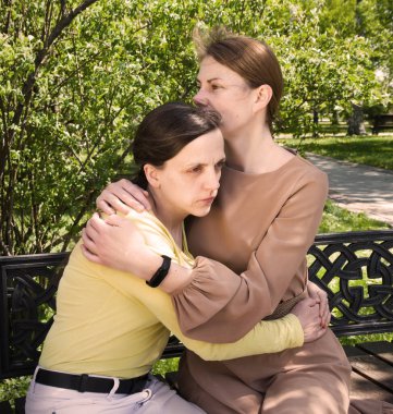 İki yetişkin kadın el ele oturarak yaşlı bir şehrin bahçe ağacı hakkında konuşuyor. Gençler kendilerini suçlu hissederler. Utanç duyarlar. Kayıp aşk yas tutar, acı çeker.