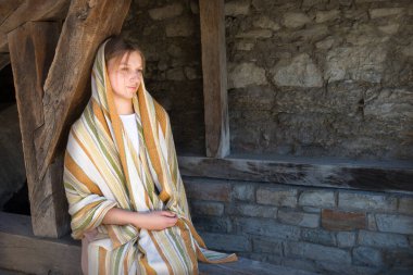 Genç, yetişkin, zavallı, dilenci, yalnız, yorgun, Yahudi, köle koltuğu, sakin, peçeli, şallı kumaş. Umutsuzluğa kapılmış genç bayan kederle yüzleşiyor. Stres bozukluğu. Lütfen bekleyin.