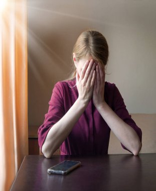 Genç, bitkin, kederli, ağlayan, ağlayan, genç bir bayan. Tanrı şahidim olsun ki karanlık odanın duvarlarında mesaj alanı var. Yetişkin hasta suçlu üzgün kasvetli korku savaşı dulu düşün acı aşk utancı aleti konuşuyor