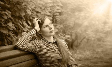 Genç, güzel elbiseli, yorgun, kederli, kederli, ağlayan yaşlı, kasvetli bir kadın. Sefalet içinde yüzen suçluluk duygusu yetişkin barışı kaybetti.