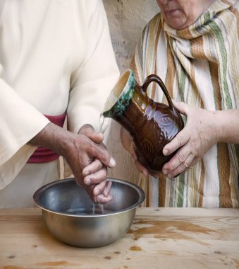 Yakın geçmişte İsrail 'in doğusunda Yahudi tapınağı ayin ayini sürahisi ıslak suçluluk kolunu döktü. Kadın hizmetçi kız işi. Efendi hükümdar. Yargıç. Vazo şişesi içer, vücut bakımı yapar.