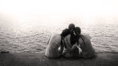 Mutsuz, kırsal, yetişkin bir aile. Dikiz aynasız, komik aşk seyahati. Hafif gökyüzü mesaj uzayı. Neşeli bayan anne güven sohbet eğlenceli çocuk barış bakın deniz kampı hatta gün batımı şehir rıhtımı su rıhtımı sahnesi