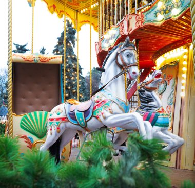 Şirin, eski, antika, küçük insanlar komik, aktif, kentsel cadde, beyaz paten seti, gökyüzü. Tahta tekerlek salıncak yeni yıl seyahat hediyesi simge açık renk ahşap sanat tarzı tasarım elementi