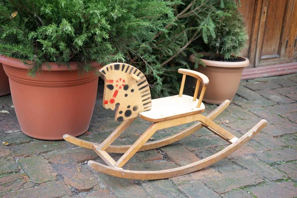 Yakın plan konfor tasarımı sanat stili boş kırmızı oturak taburesi hafif yaz bahçesi metin alanı. Paslı kırsal sokağı kapatın. Eski çağ arka bahçesini geçin. Rahatlayın.