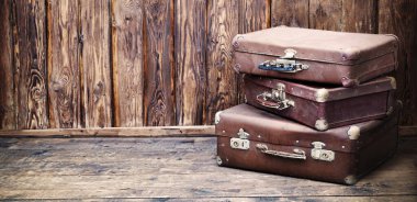 Yakından bakınca, eski moda paslı, paslı, kirli, kahverengi el bagajı mandalı demiryolu tutacağı, tren seti konsepti. Büyük, kırsal, koyu, kırsal zemini kapatıyoruz.