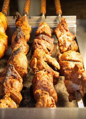 Lezzetli, çiğ, sulu, baharatlı, soğanlı, yağlı, biberli, baharatlı dana eti piec sembolü, metin alanı. Yakın çekim büyük kırmızı haon shank striptiz mağaza menüsü retro rustik doğu Asya kampı yemek tarifi konsepti