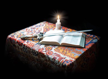 Kral Çağı gazetesi okuyup öğrenin. İnançların kutsal olduğuna inanın. İbrani kanunları, çelik, keskin, koyu siyah yazı alanı. Yeni kültür kutsal dua ruhu sanat alevi askeri silah yaşam işareti ikonu