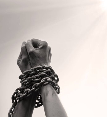 Kapalı eski hukuk umutsuzluk tehlike stres genç adam yükseltmek yaşam umut ışığı mavi metin alanı. Kapanış limiti, acı çekme kadın bilek ipini bağla izole edilmiş taciz vücudunu zapt et