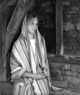 Genç, yetişkin, zavallı, dilenci, yalnız, yorgun, Yahudi, köle koltuğu, sakin, peçeli, şallı kumaş. Umutsuzluğa kapılmış genç bayan kederle yüzleşiyor. Stres bozukluğu. Lütfen bekleyin.