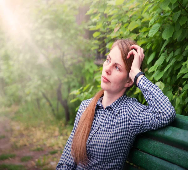 Genç, güzel elbiseli, yorgun, kederli, kederli, ağlayan yaşlı, kasvetli bir kadın. Sefalet içinde yüzen suçluluk duygusu yetişkin barışı kaybetti.